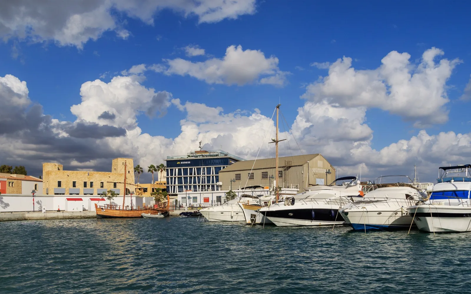 Yachthafen von Limassol mit Booten und Hafengebäuden, Zypern
