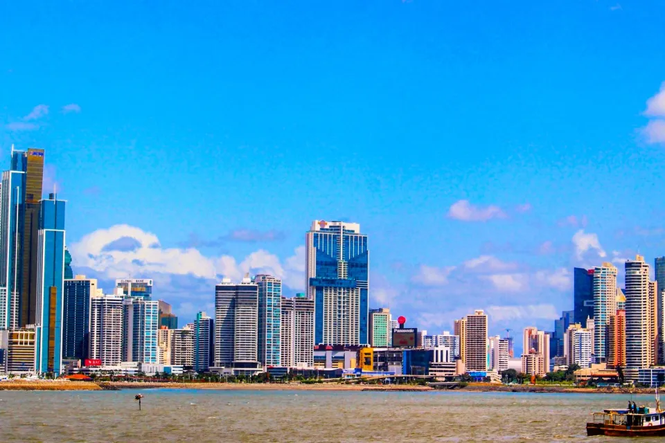 Skyline von Panama-Stadt über der Bucht