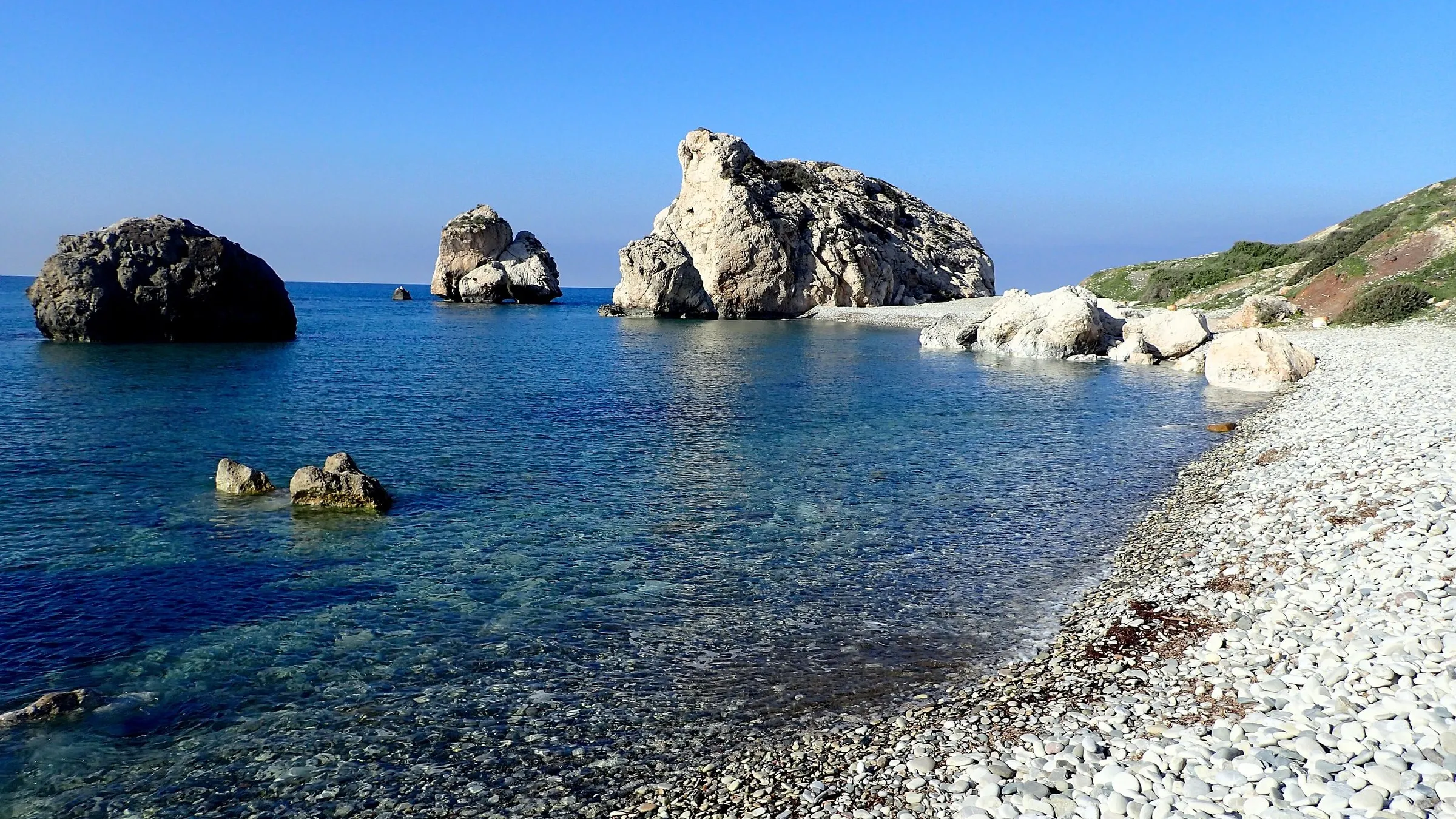 Felsen von Petra tou Romiou im klaren Mittelmeer an der Südwestküste Zyperns.