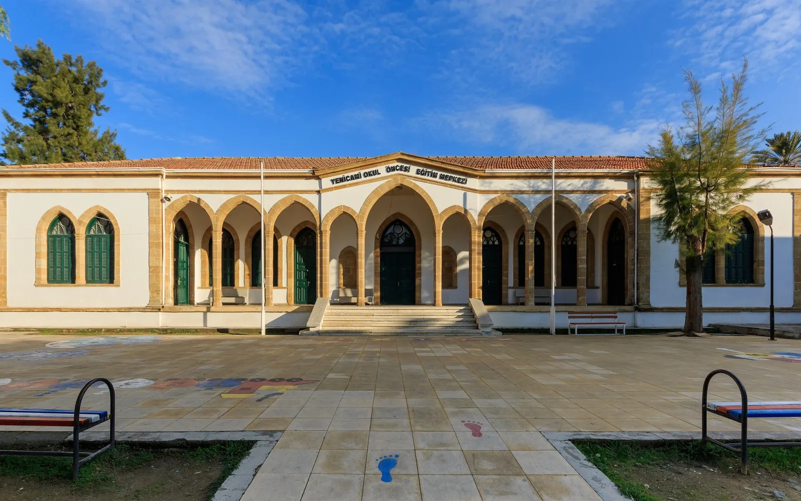 Historisches Schulgebäude mit Arkaden und Schulhof in Nikosia.