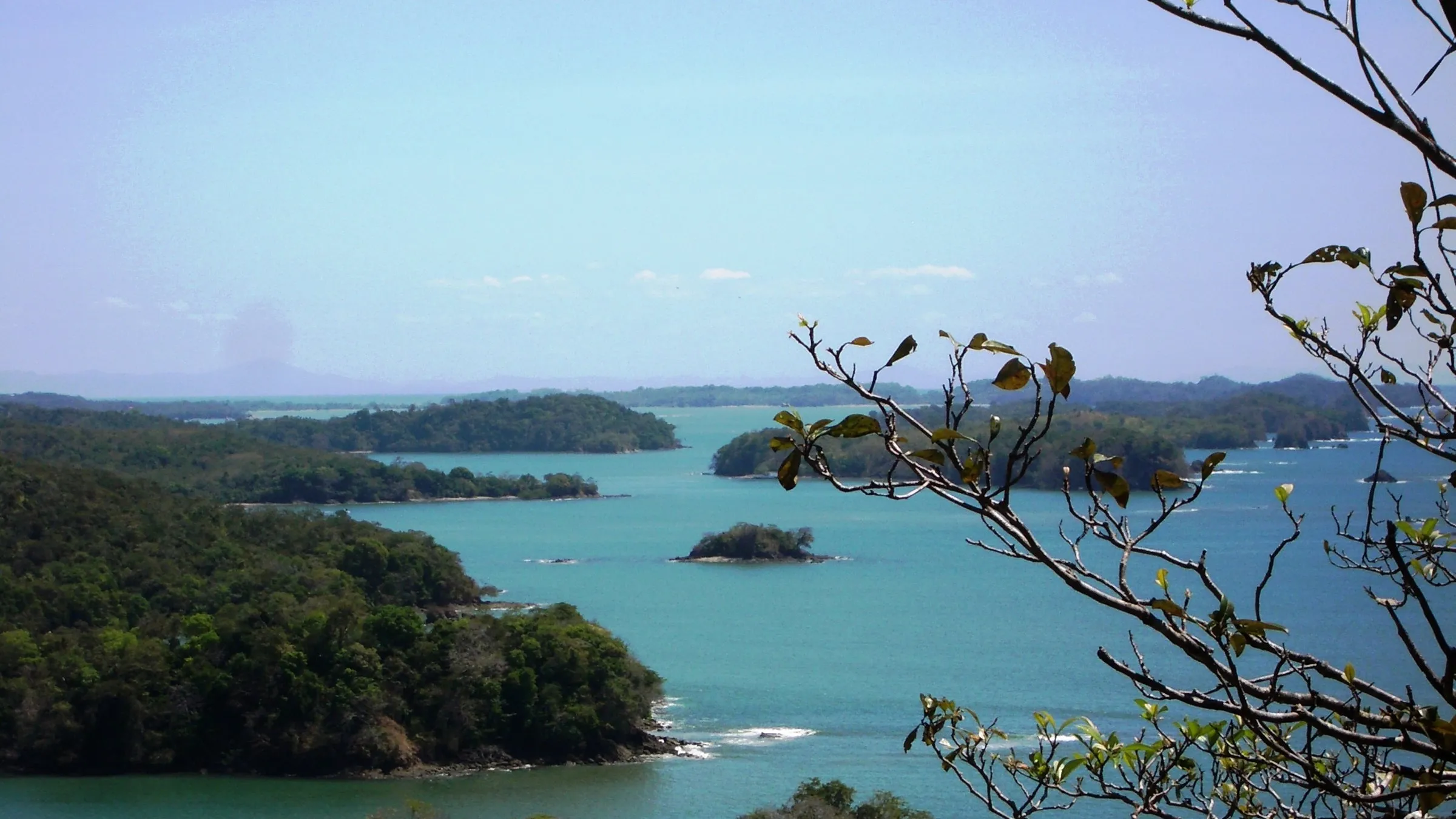 Blick von der Isla Boca Brava auf bewaldete Inseln im Golf von Chiriquí.