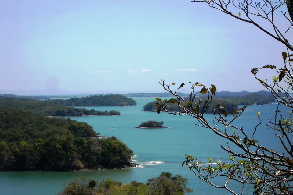 Blick von der Isla Boca Brava auf bewaldete Inseln im Golf von Chiriquí.