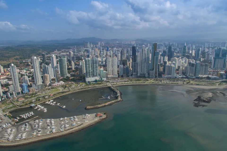 Luftaufnahme der Hochhäuser von Panama City mit Yachthafen an der Bucht.