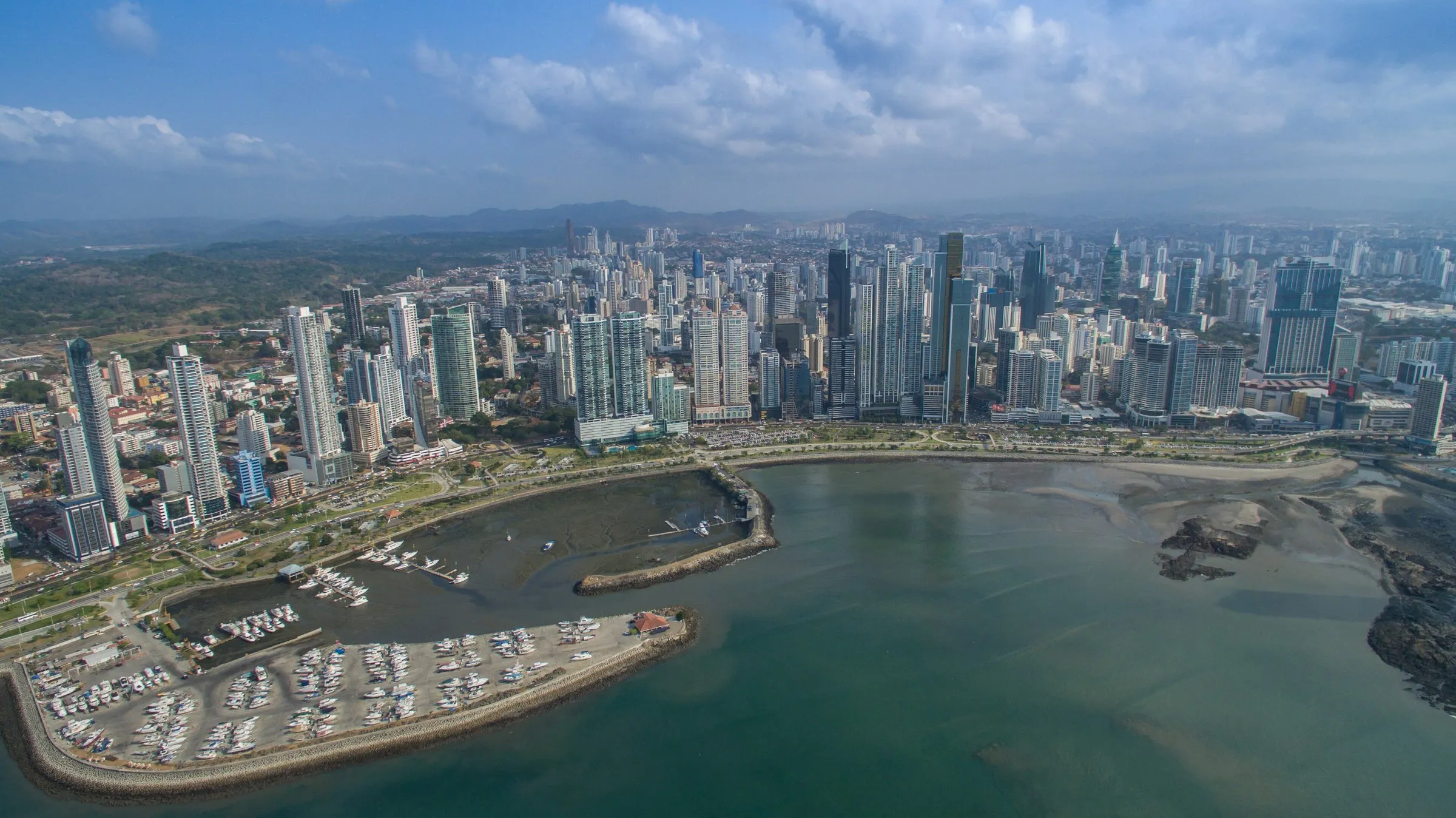 Luftaufnahme der Hochhäuser von Panama City mit Yachthafen an der Bucht.