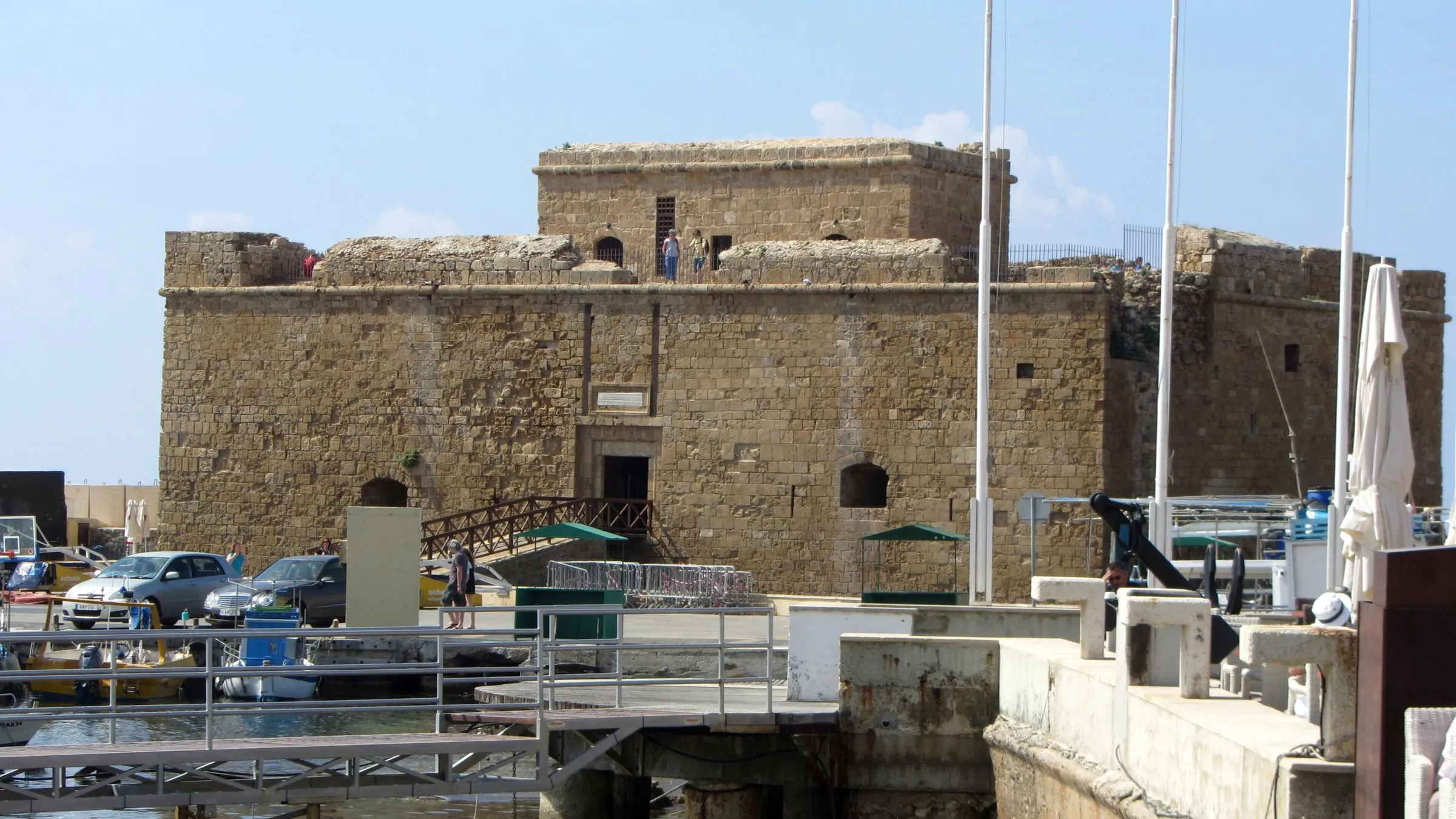 Das mittelalterliche Kastell am Hafen von Paphos unter blauem Himmel.