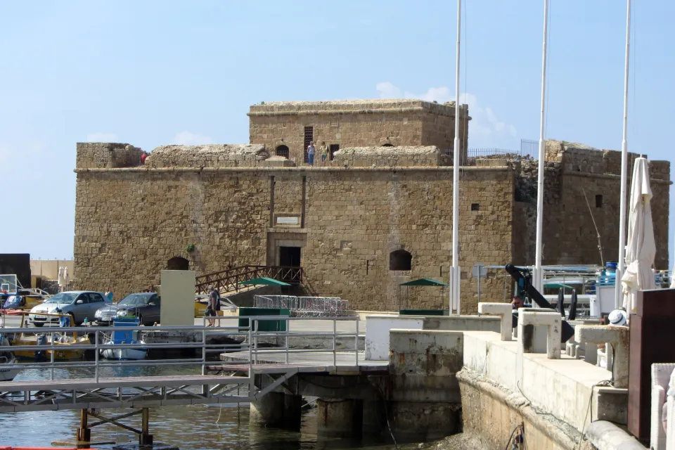 Das mittelalterliche Kastell am Hafen von Paphos unter blauem Himmel.