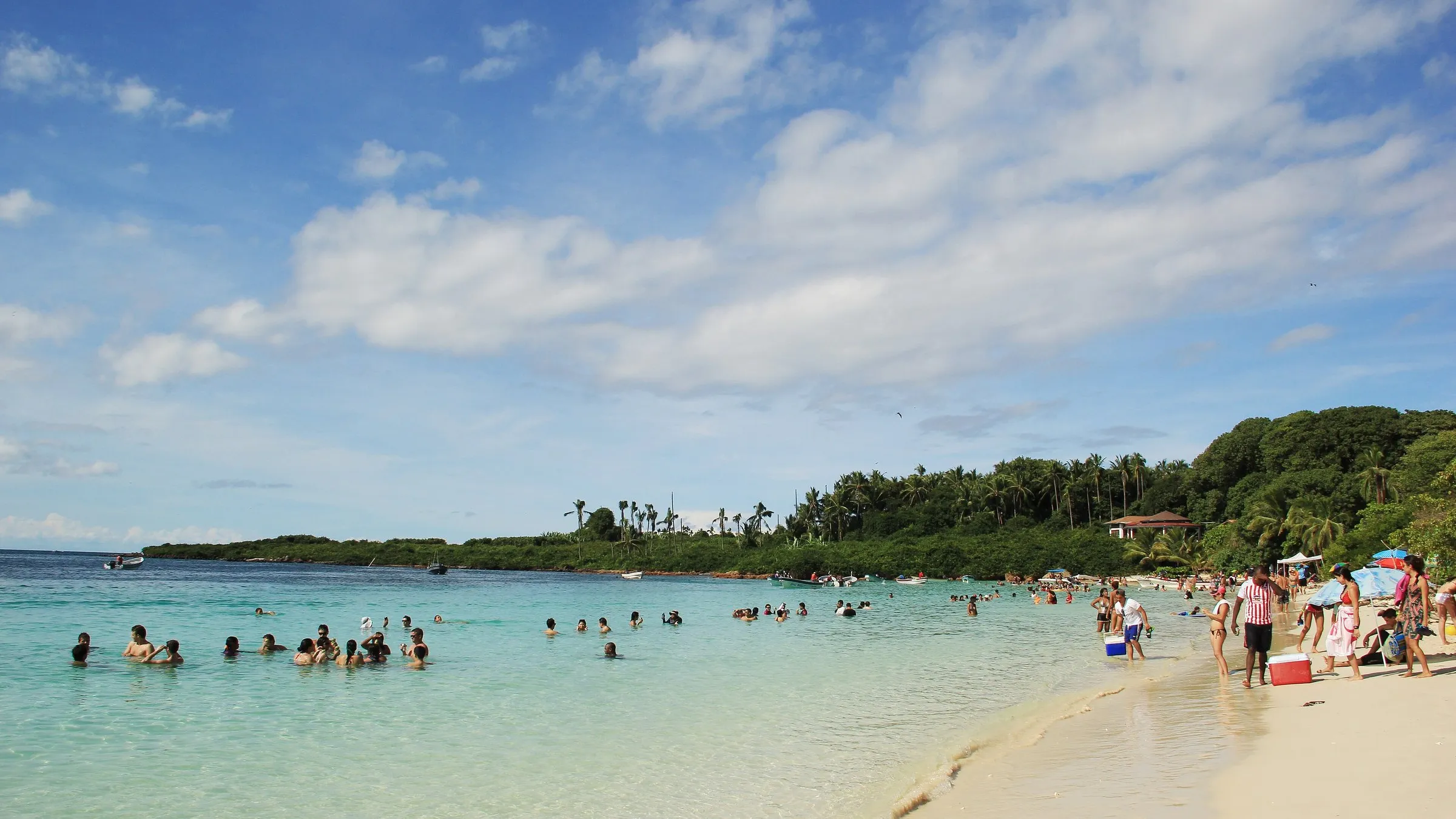 Weißer Sandstrand und türkises Wasser auf der Isla Iguana vor Pedasí.