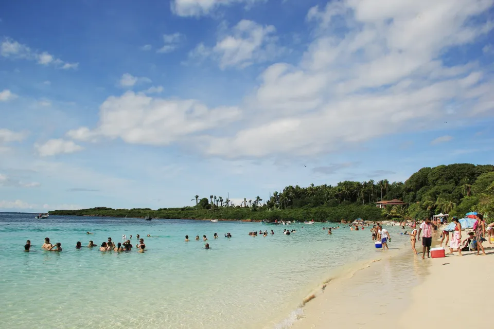 Weißer Sandstrand und türkises Wasser auf der Isla Iguana vor Pedasí.
