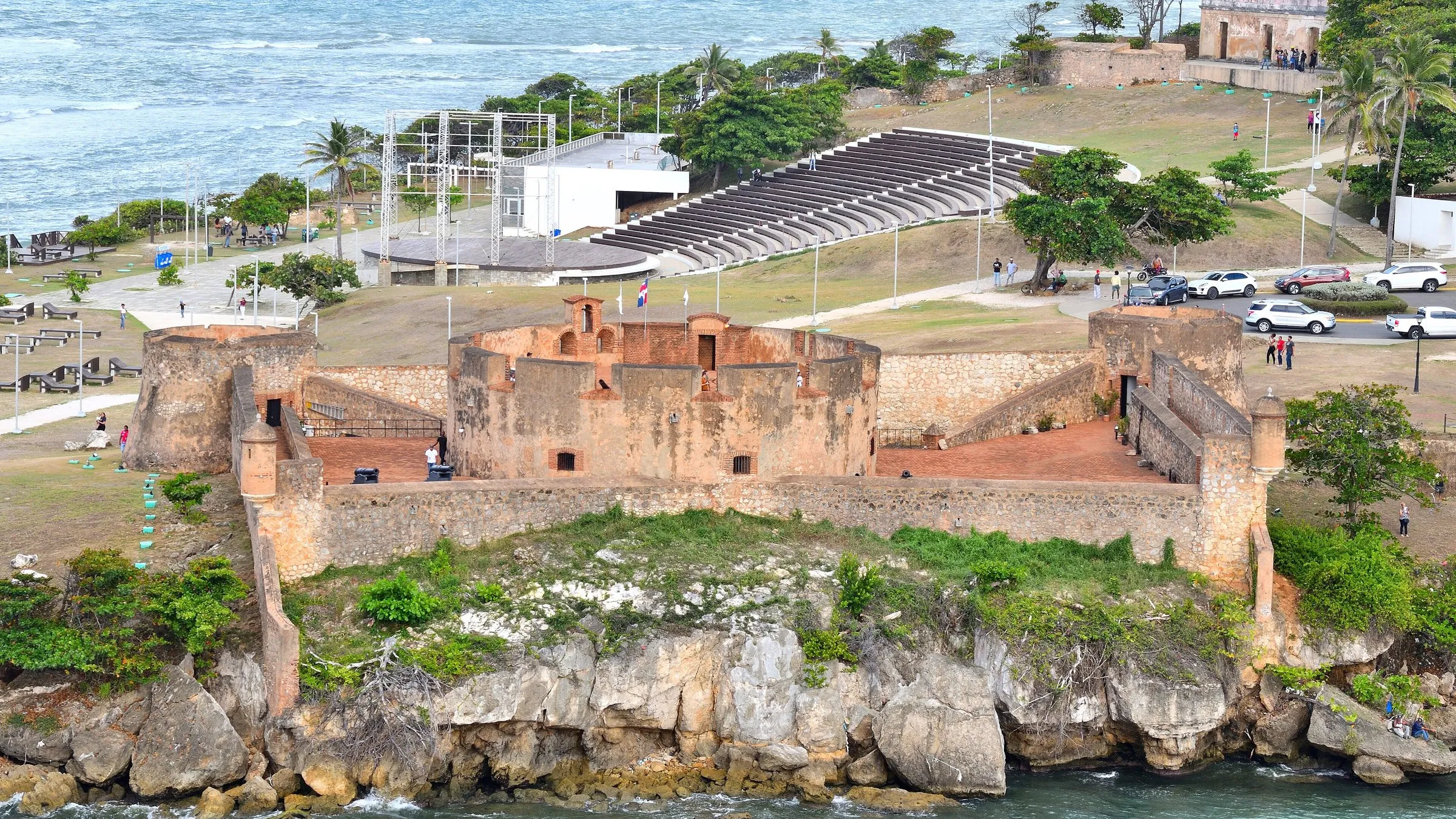 Die Festung San Felipe auf den Klippen am Malecón von Puerto Plata, von oben gesehen.