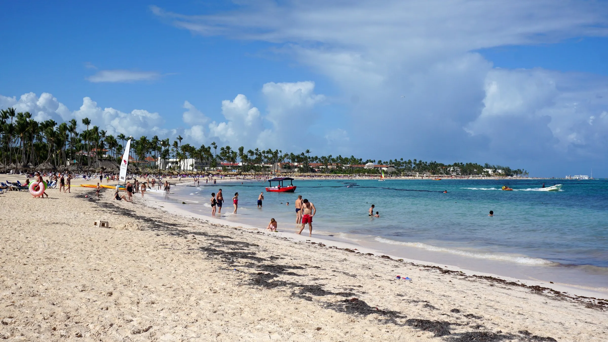 Langer weißer Sandstrand mit Palmen und türkisem Meer in Bávaro, Punta Cana.
