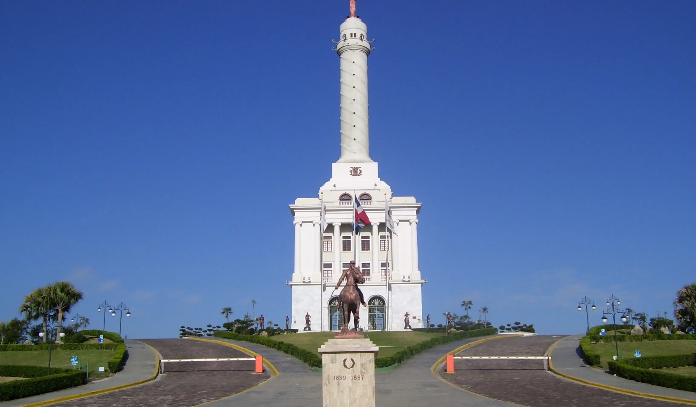Das weiße Monumento a los Héroes de la Restauración in Santiago de los Caballeros unter blauem Himmel.