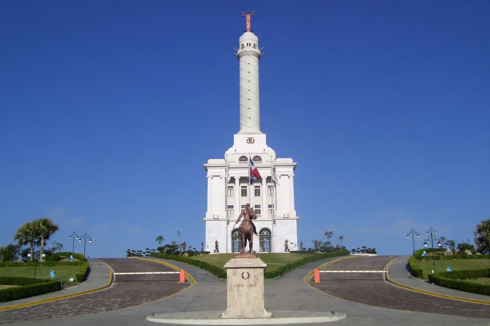 Das weiße Monumento a los Héroes de la Restauración in Santiago de los Caballeros unter blauem Himmel.
